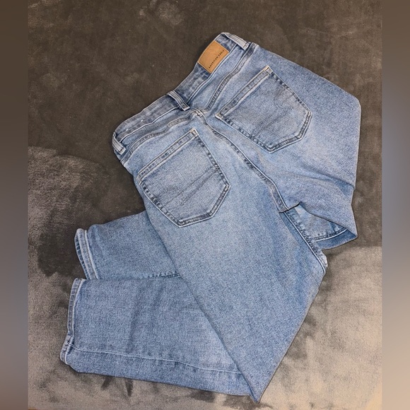 American Eagle Light Wash Mom Jean Size 0 XShort - Picture 2 of 2